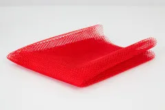 Detailaufnahme der Netzstruktur von ByAnnie's Lightweight Mesh in Atom Red in der Verpackungsecke.